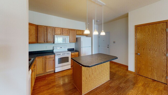 Building Photo - 2 Bedroom Apartment Available August 1st, ...