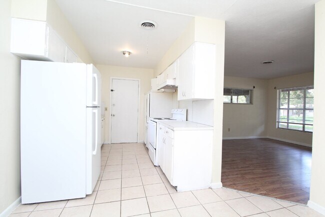 Foto del edificio - HUD Accepted! 3BR/2BA West Pensacola Home – Fenced Yard