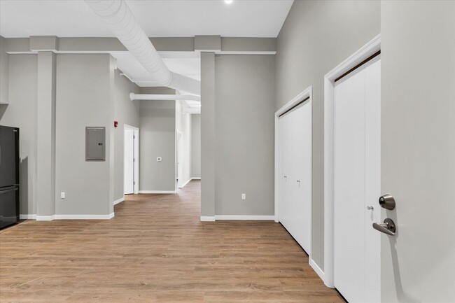 Building Photo - Live in Luxury! Stunning 1-Bedroom Apartment in Downtown Champaign