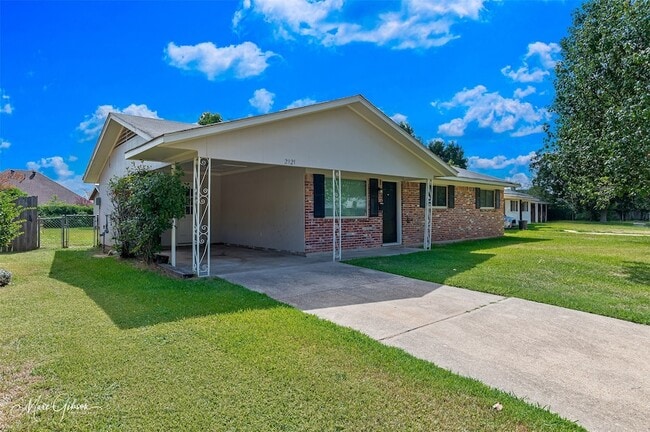 Building Photo - 2121 Venus Dr