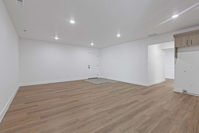 Building Photo - B524AG