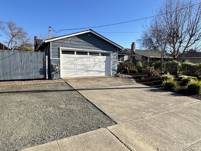 Building Photo - "Gorgeous 4-Bed Concord Retreat with Grani...