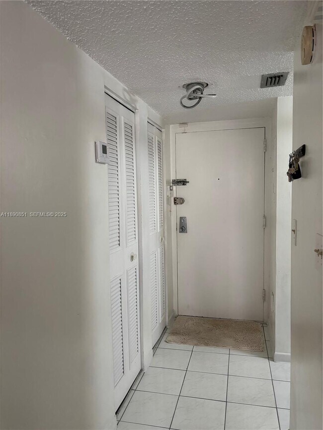 Building Photo - 14501 N Kendall Dr