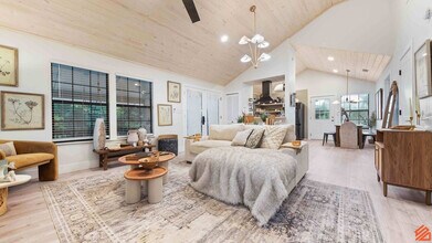 Building Photo - 33 Santana Dr