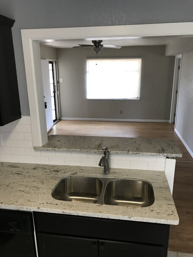 Building Photo - Make This 3/2 YOUR HOME!!