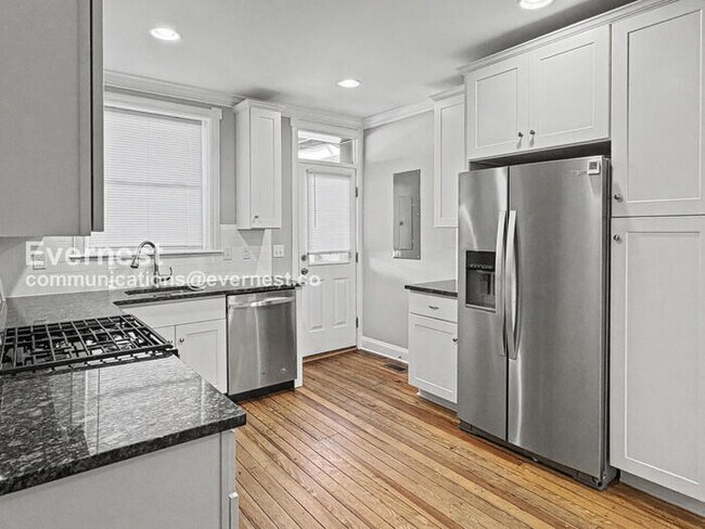 Foto del edificio - 4 Bed/3 Bath Townhome with In-Unit Laundry / Available Now!