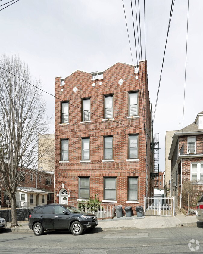 Foto principal - 633 E 223rd