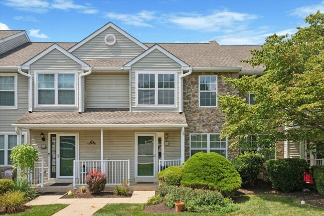 Freshly Updated 3BD/2.5BA Townhome with Wa... - Freshly Updated 3BD/2.5BA Townhome with Wa...