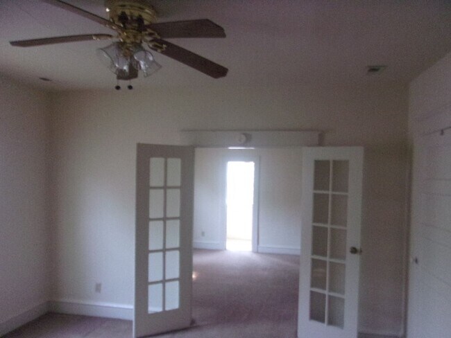 Building Photo - 270 Little Farms Ave