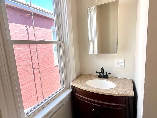 Foto del edificio - beautifully updated 3-bedroom, 1-bathroom townhouse