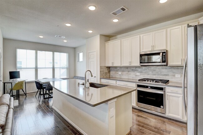 Foto del edificio - 3104 Roseland Terrace Ln