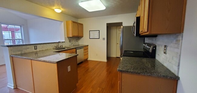 Building Photo - Beautiful 4-bedroom 3 bath home near the b...