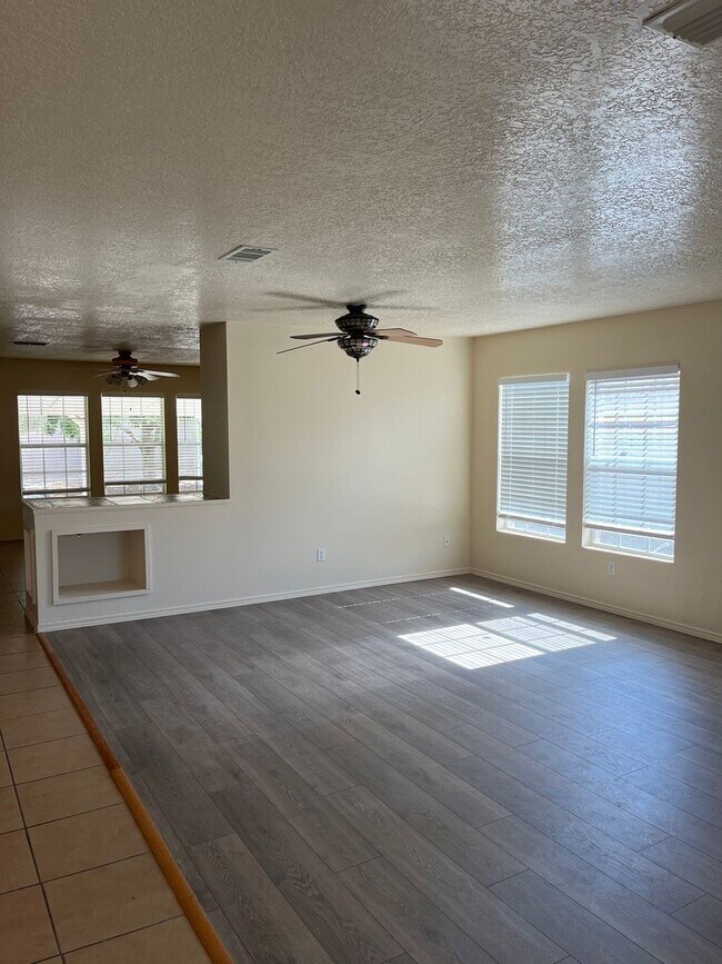 Foto del edificio - Fully landscaped 4 br home