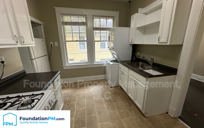 Foto del edificio - 1758 Lawrence Ave