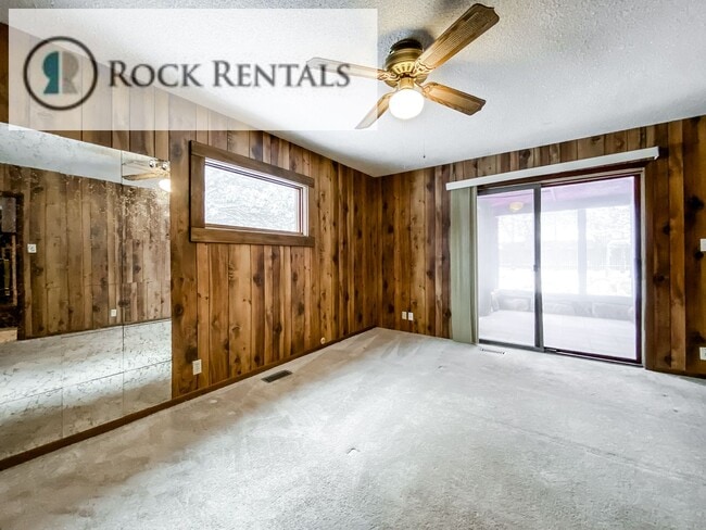 Building Photo - 3 Bed 2 Bath House near the Crazy Horse Go...