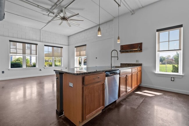 Building Photo - Oceanfront Condo – 2 Blocks from the Beach!