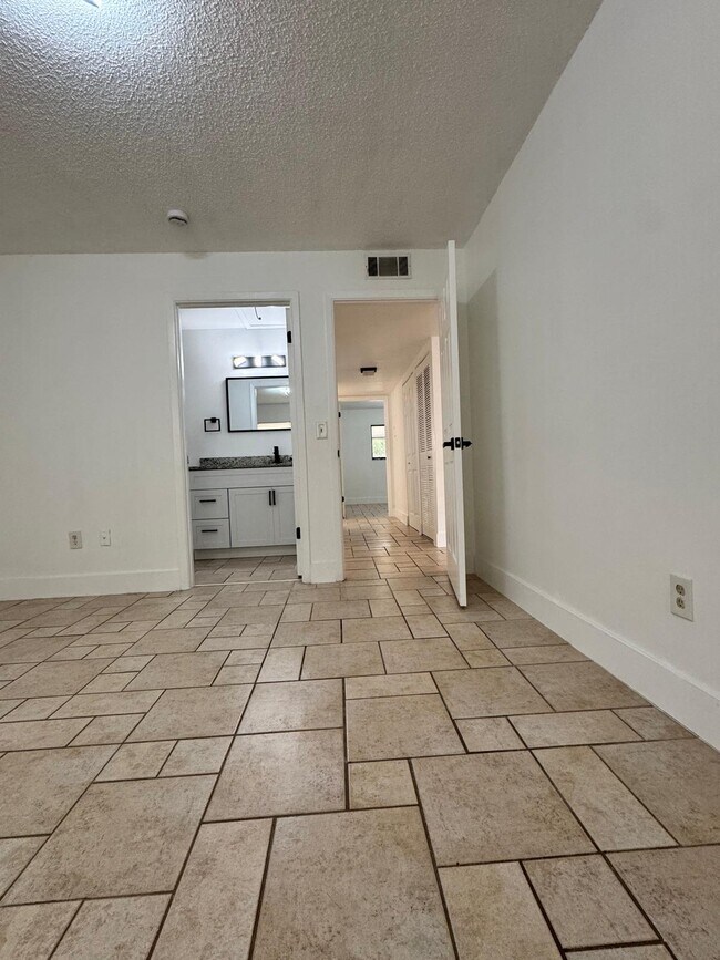 Foto del edificio - 725 Northlake Blvd