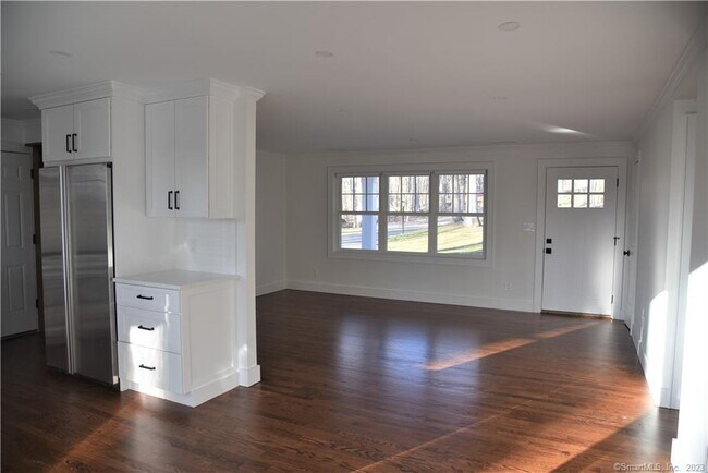 Foto del edificio - 32 Deer Hill Rd