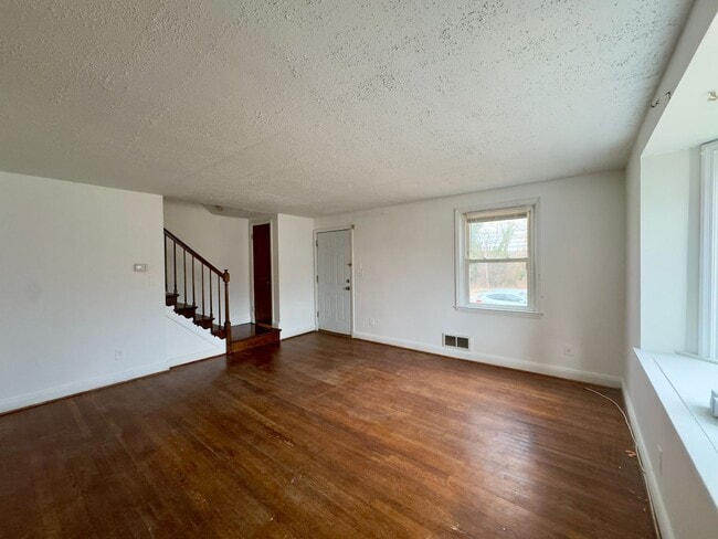 Building Photo - 3 Bedrooms Plus Den - Woodbourne Heights