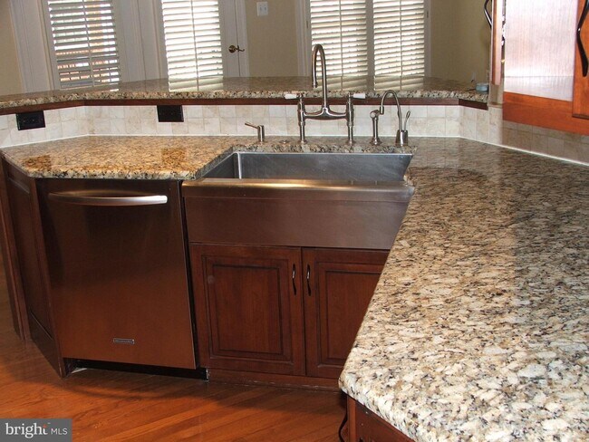 Foto del edificio - 1630 Colonial Hills Dr