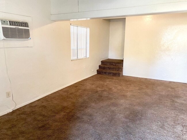 Building Photo - Spacious Downtown 2/1