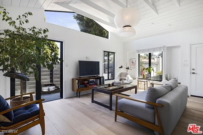 Building Photo - 1 br, 1 bath Condo - 723 Euclid St Apt D