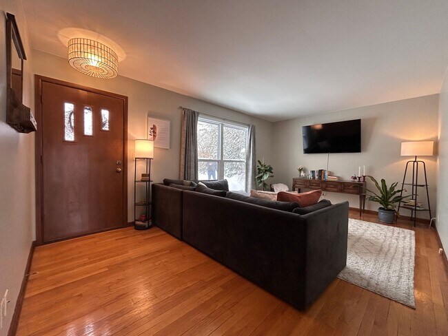 Foto del edificio - Four Bedroom Home in Southeast Grand Rapids