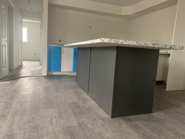 Building Photo - 303 Kooiman Av
