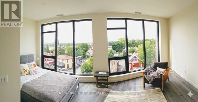 Building Photo - 690 King St W