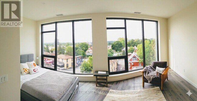 Photo du bâtiment - 690 King St W