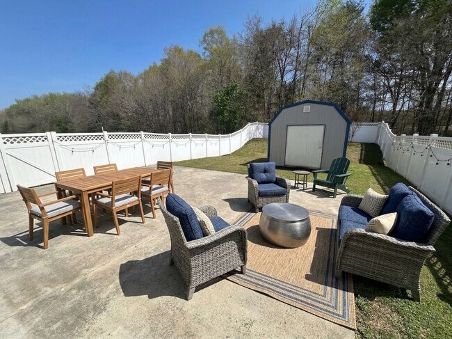 Building Photo - Spacious 3-Bedroom Home with Garage