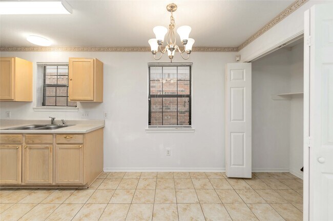 Foto del edificio - 13834 Trumpetvine St