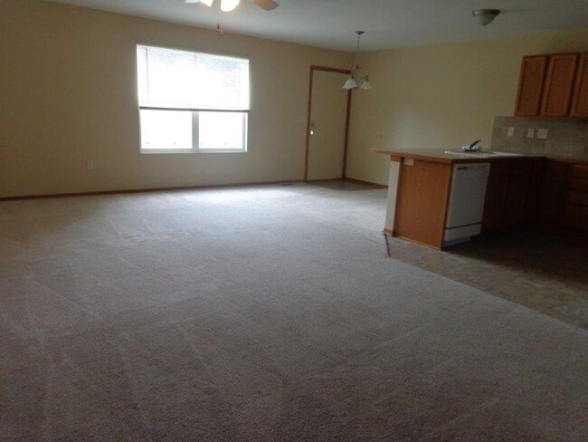 Building Photo - Spacious Townhome!