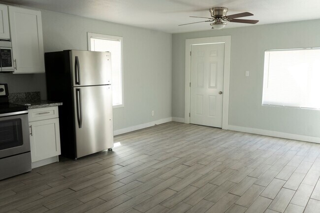 Building Photo - 1 Bedroom Modern House