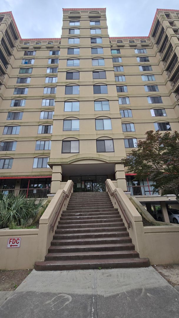 Building Photo - 1600 Park Cir
