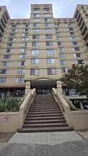 Building Photo - 1600 Park Cir