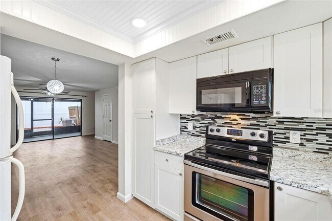 Building Photo - 2871 S Pines Dr