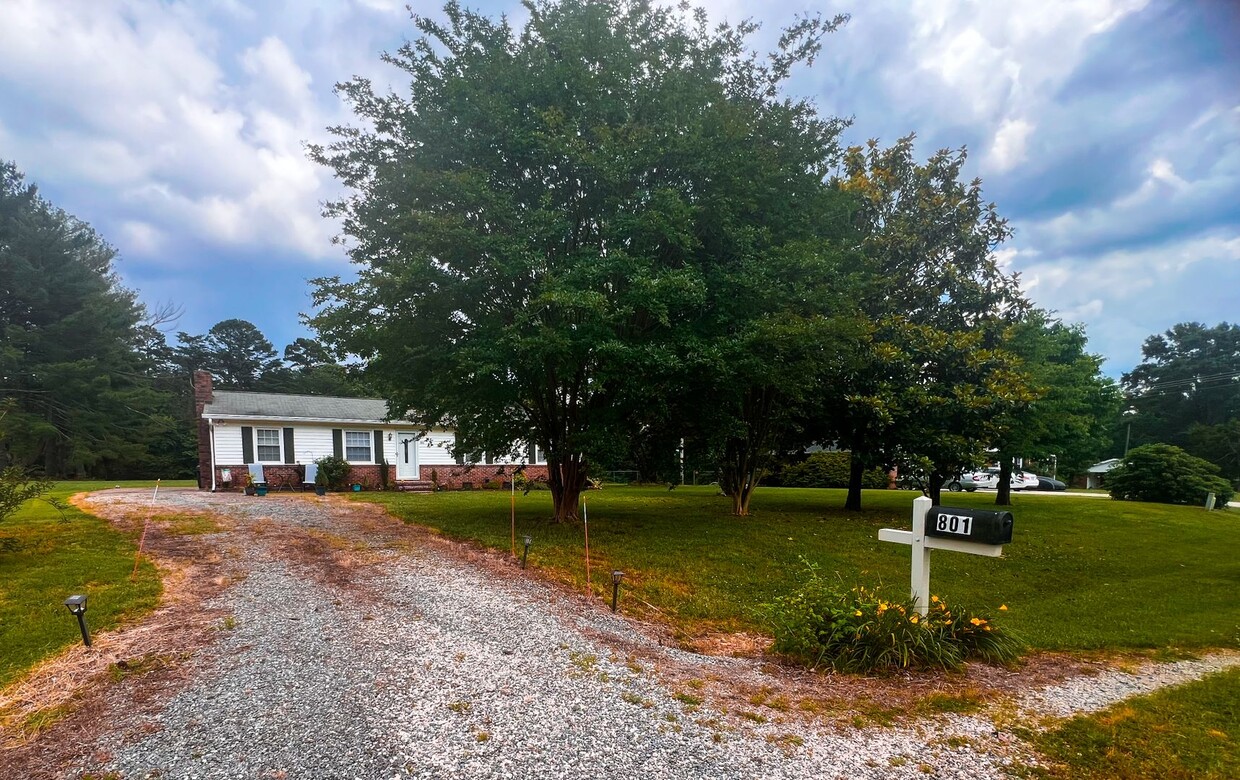 Primary Photo - Charming 3 bedroom, 1 1/2 bathroom home in...