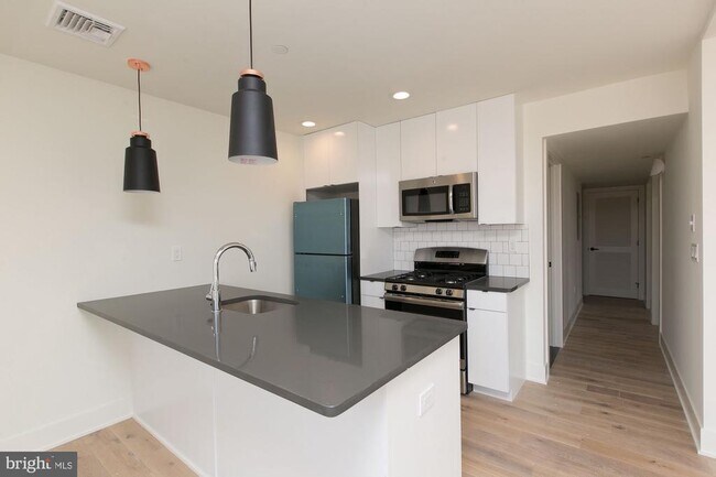 Building Photo - 2431 Frankford Ave