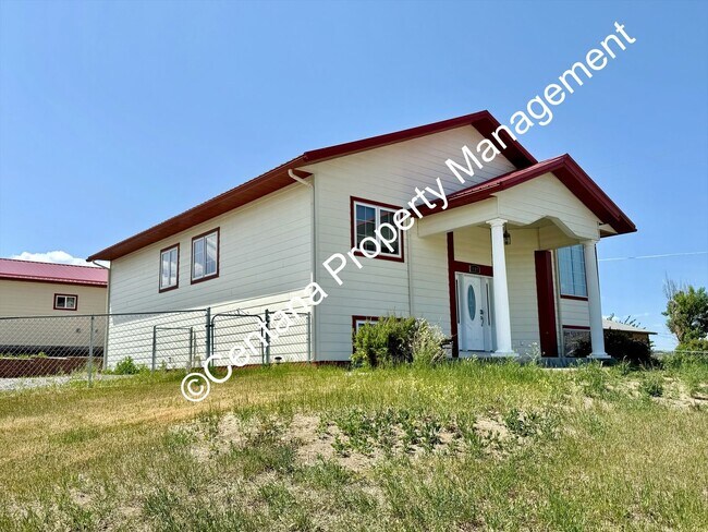 Foto del edificio - Beautiful home on the outskirts of town!