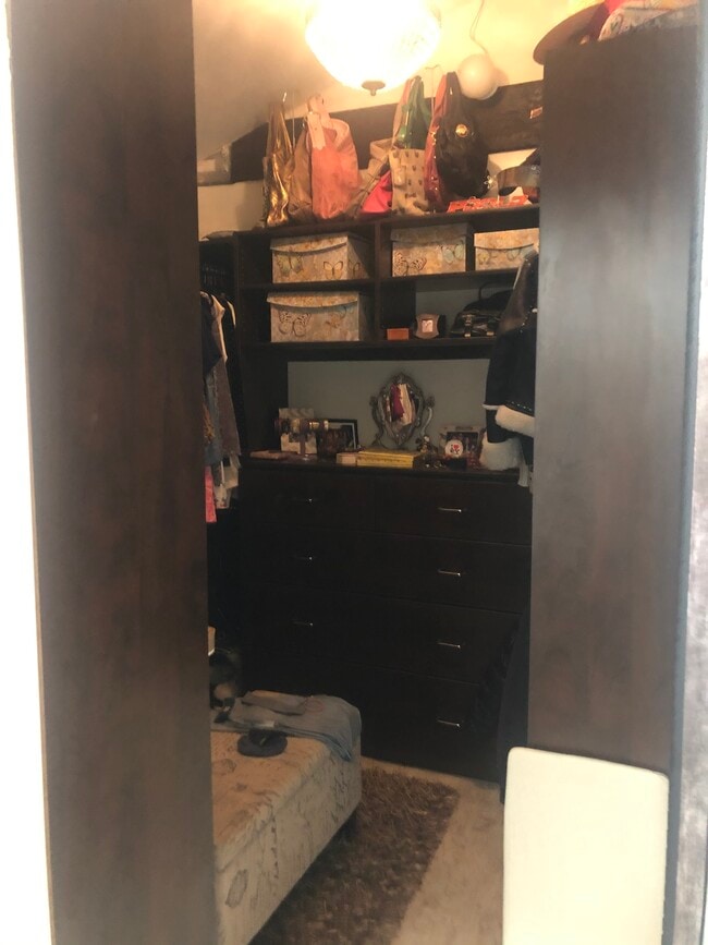 Walk in Clo - 2492 S Bundy Dr