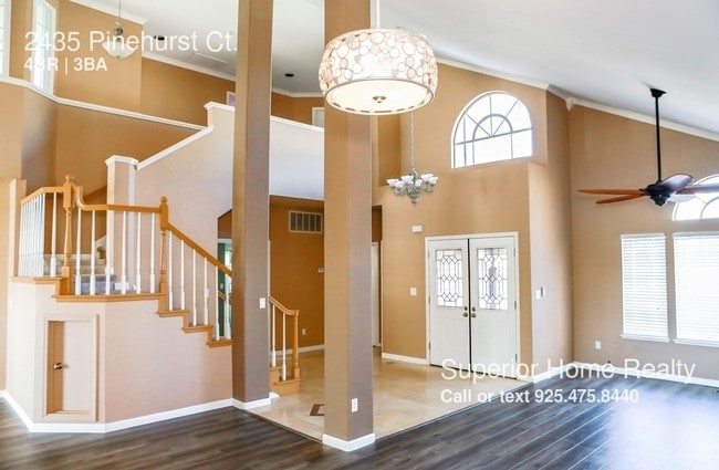 Building Photo - Large golf course view home
