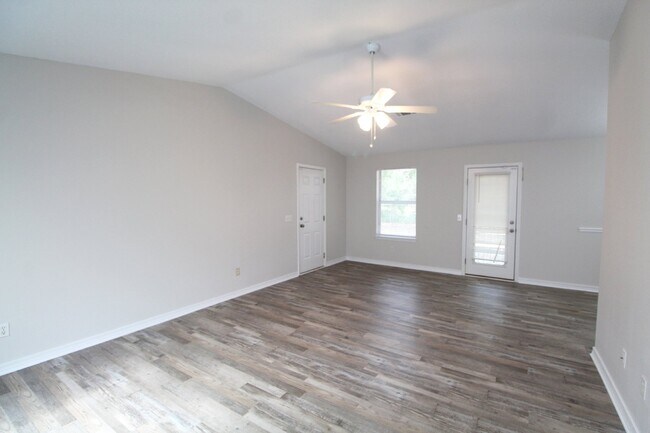 Foto del edificio - Southwest Pensacola Home – 3 Bedrooms, Gar...
