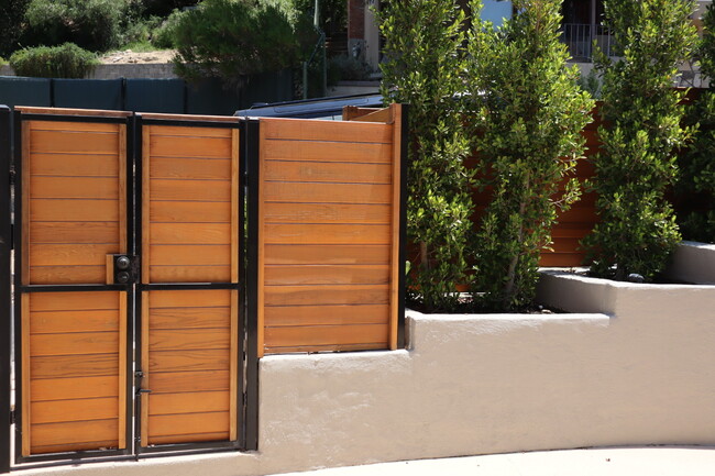 Gran patio delantero cerrado - 4369 Saltillo St