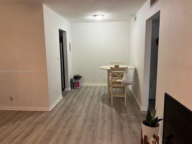 Building Photo - 500 E Country Club Cir
