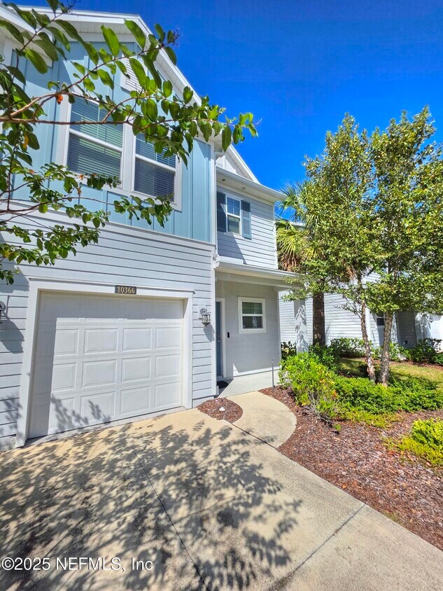 Foto principal - 10366 Benson Lake Dr