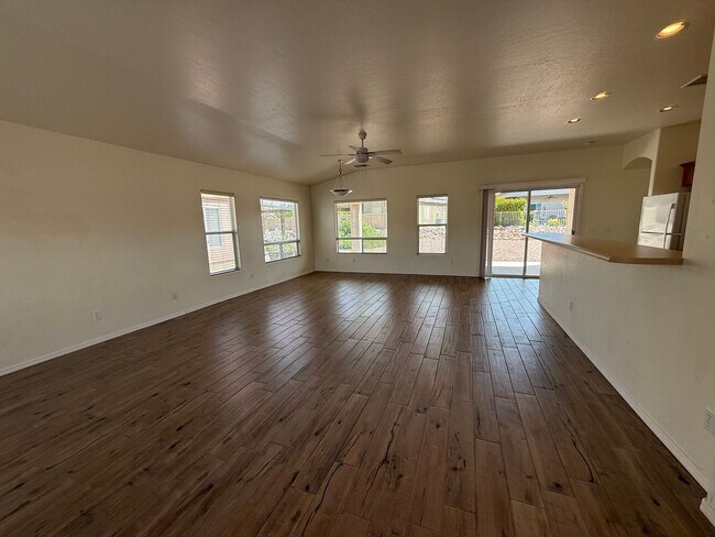 Foto del edificio - 2 Bedroom 2 Bath in Gated Community in Amante at Verde Fanta Fe Contact Property Pros 928-634-7710
