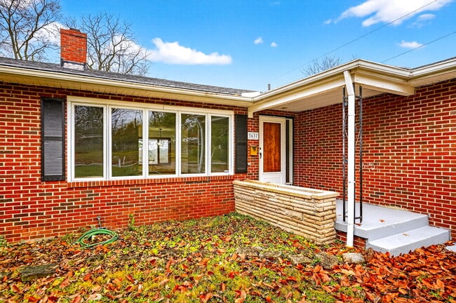 Building Photo - 3637 Sunset Dr