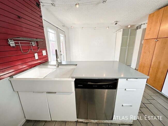 Foto del edificio - 218 W Rockrimmon Blvd