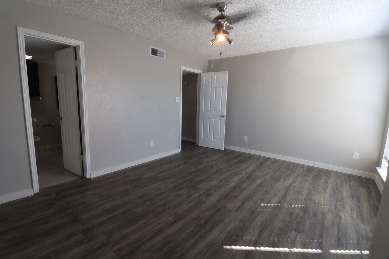 Primary Photo - 9601 Forest Ln